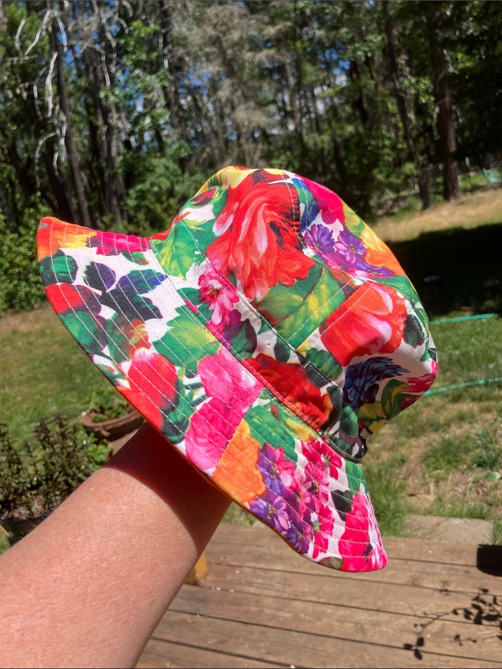 E flag floral reversible, bucket, hat, new without tags